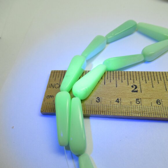 Uranium glass beads - Picture 7 of 8